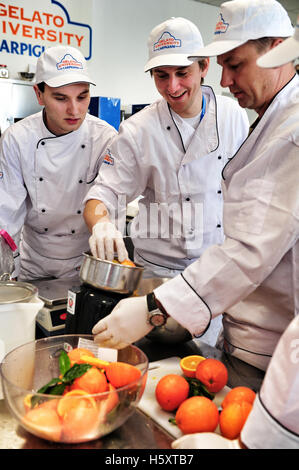 Élèves au travail pendant une leçon pratique à l'Université à Anzola Gelato Carpigiani nell'Emilia, Italie Banque D'Images