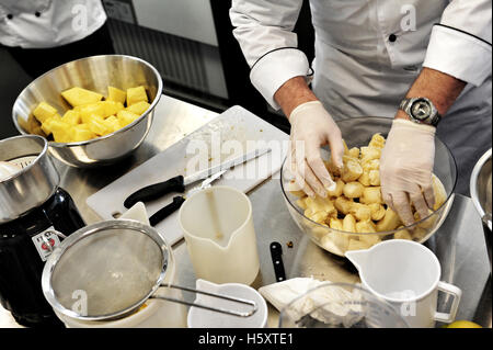 Fruits frais en tournant les élèves pendant une leçon pratique gelato à la glace Carpigiani University à Anzola nell'Emilia Banque D'Images