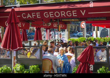 Célèbre café de la rue à Paris les Champs Elysées - Café George V Banque D'Images