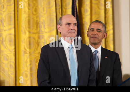 James Taylor reçoit la Médaille présidentielle de la liberté, décerné par le président américain Barack Obama à la Maison Blanche à Washington DC le 24 novembre 2015 Banque D'Images