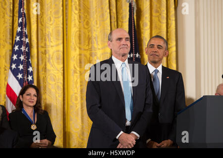 James Taylor reçoit la Médaille présidentielle de la liberté, décerné par le président américain Barack Obama à la Maison Blanche à Washington DC le 24 novembre 2015 Banque D'Images