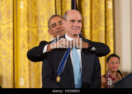 James Taylor reçoit la Médaille présidentielle de la liberté, décerné par le président américain Barack Obama à la Maison Blanche à Washington DC le 24 novembre 2015 Banque D'Images