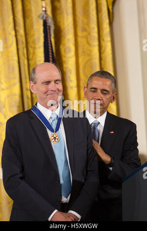 James Taylor reçoit la Médaille présidentielle de la liberté, décerné par le président américain Barack Obama à la Maison Blanche à Washington DC le 24 novembre 2015 Banque D'Images