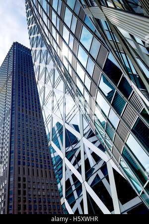Les gratte-ciel modernes dans le quartier des affaires contre le ciel bleu Banque D'Images
