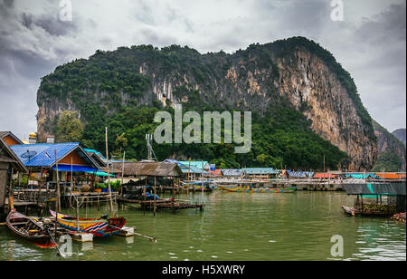 Koh Panyi musulmane flottante de règlement de pêche village construit sur pilotis. La baie de Phang Nga, Krabi, Thaïlande. Banque D'Images