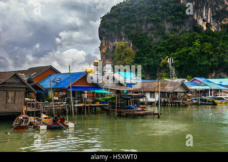 Le village de pêcheurs musulmans sur Koh Panyee, Thaïlande Banque D'Images