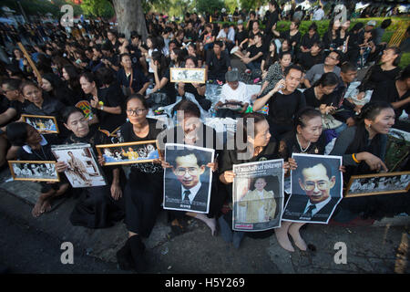 Les habitants de Bangkok s'habiller en noir, pleurer la mort du roi Bhumibol Adulyadej Banque D'Images