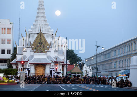 Les habitants de Bangkok s'habiller en noir, pleurer la mort du roi Bhumibol Adulyadej Banque D'Images