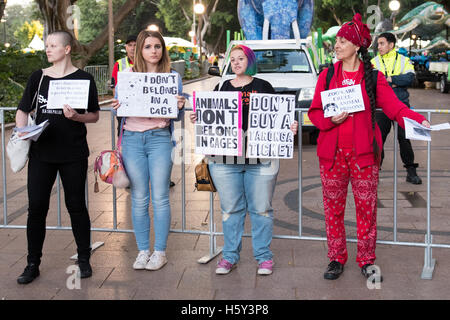 Sydney, Australie - 15 octobre 2016 : un groupe de manifestants pour les droits des animaux détenus signes à Hyde Park au nord pour protester contre la mise en cage des animaux et l'exploitation des zoos. Cette manifestation a eu lieu devant le Zoo de Taronga 100e anniversaire de leur défilé Défilé de Hyde Park à l'Opéra de Sydney. © mjmediabox/Alamy Live News Banque D'Images