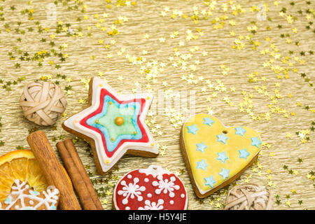 Décorations de Noël avec des biscuits au gingembre et épices sur fond doré Banque D'Images