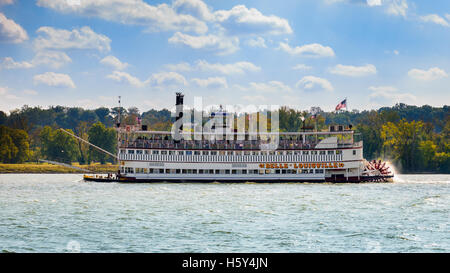 Louisville, Kentucky, USA - 15 octobre 2016 : La Belle of Louisville est le plus ancien de style Rivière Mississippi steamboat dans Banque D'Images