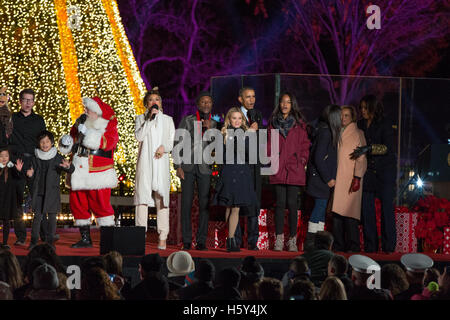 (L-R) Père Noël, Jour de l'Andra, Aloe Blacc, Reese Witherspoon, le président Barack Obama, Malia Obama, Sasha Obama, Marian Robinsonon et Michelle Obama sur la scène du National 2015 L'éclairage de l'arbre de Noël le 3 décembre, 2015 à Washington, D.C. Banque D'Images