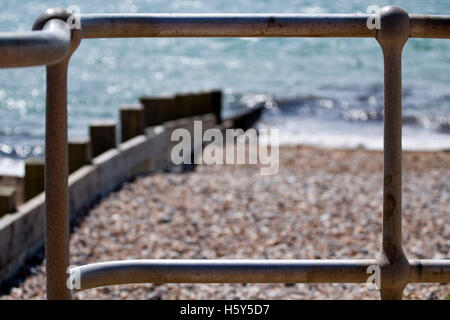 Garde-corps métallique sur la plage de la ville côtière britannique Norfolk Arms Banque D'Images