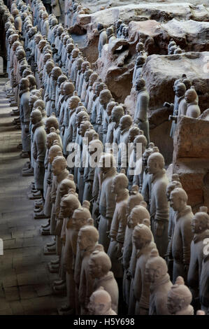 L'armée de guerriers en terre cuite, des puits Numéro 1, Xian, Shaanxi, Chine, Asie. Une ancienne collection de sculptures représentant des armées de Qin Banque D'Images