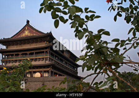 Vue sur la Tour du Tambour , Centre-ville de Xian, Shaanxi, Chine. Style traditionnel chinois, et construit en 1380 pendant la dynastie Ming, le Dr Banque D'Images