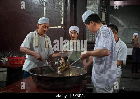 Le quartier musulman de Xian, Shaanxi, Chine, Asie. La Grande Mosquée de Xi'an, la plus grande mosquée de Chine. Réunion des musulmans et hal Banque D'Images