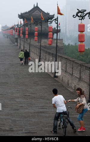 Bibycle ride autour de l'ancienne muraille de la ville de Xian, Shaanxi, Chine Banque D'Images