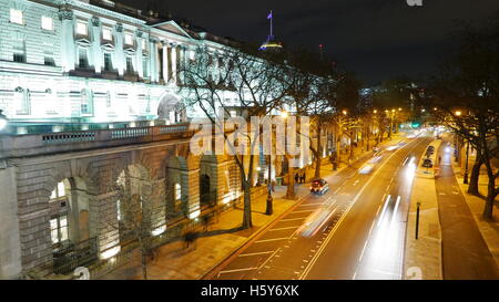 Le trafic dans les rues de Londres la nuit à Somerset House Banque D'Images