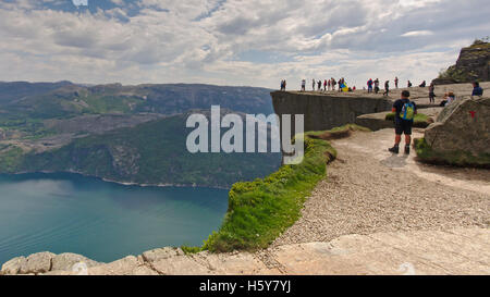 Randonneurs sur Pulpit Rock, vue de côté Banque D'Images