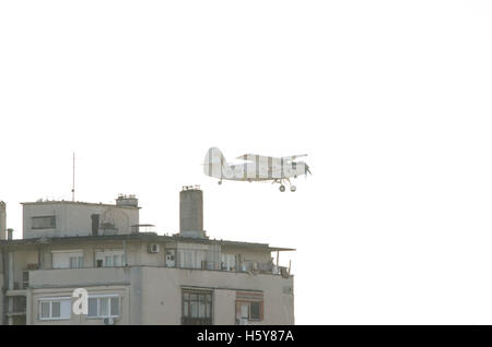 Un avion à ailes DOUBLE-2 survole skopje Banque D'Images