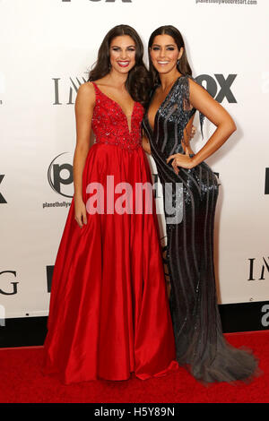 Katherine Haik, Miss Teen USA (r) et Paulina Vega, Miss Univers (l) arrivent pour la Miss Univers 2015 au Planet Hollywood Resort and Casino le 20 décembre 2015 à Las Vegas, Nevada. Banque D'Images