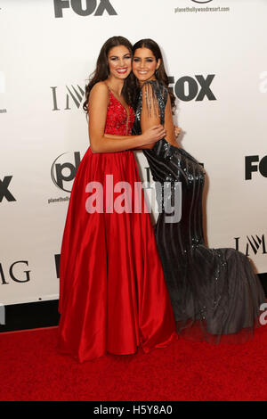 Katherine Haik, Miss Teen USA (r) et Paulina Vega, Miss Univers (l) arrivent pour la Miss Univers 2015 au Planet Hollywood Resort and Casino le 20 décembre 2015 à Las Vegas, Nevada. Banque D'Images