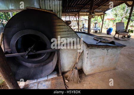 Un grand torréfacteur de café dans le plateu Des Bolavens, Laos Banque D'Images