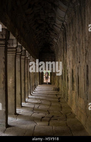 Un homme d'explorer les ruines du temple de Ta Prohm près de Siem Reap, Cambodge Banque D'Images