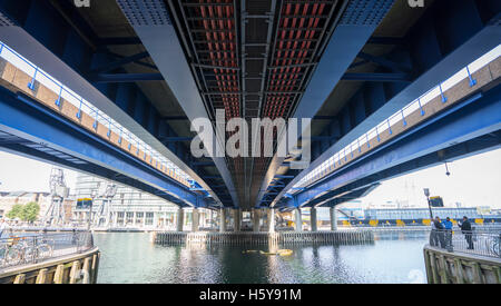 DLR pont sur les quais du milieu à Heron Quays Banque D'Images