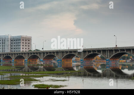 L'autoroute 85 pont au-dessus de la rivière Vaigai à Madurai. Banque D'Images