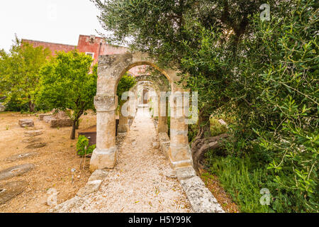 Galerie à arcades dans un jardin en Italie Banque D'Images