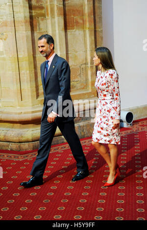 Le roi Felipe VI et La Reine Letizia d'Espagne au cours d'une audience avec le Jury présidents, membres des chambres et la Princesse des Asturies, Fundation et l'accordé avec la Princesse des Asturies Awards 2016 à Oviedo le Vendredi, 21 octobre 2016 Credit : Gtres más información en ligne Comuniación,S.L./Alamy Live News Banque D'Images