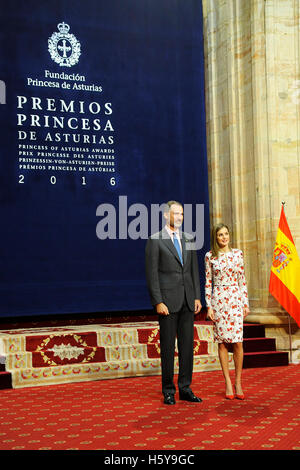 Le roi Felipe VI et La Reine Letizia d'Espagne au cours d'une audience avec le Jury présidents, membres des chambres et la Princesse des Asturies, Fundation et l'accordé avec la Princesse des Asturies Awards 2016 à Oviedo le Vendredi, 21 octobre 2016 Credit : Gtres más información en ligne Comuniación,S.L./Alamy Live News Banque D'Images