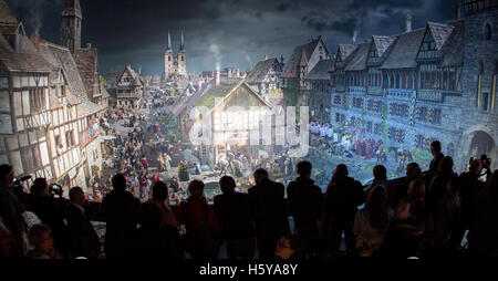 Wittenberg, Allemagne. 21 Oct, 2016. Les visiteurs d'un comité permanent d'aperçu dans le nouveau panorama 360° peinture de Yadegar Asisi avec des motifs de la réforme, à Wittenberg, Allemagne, 21 octobre 2016. Un nouveau bâtiment a été construit pour la toile de 15 mètre de hauteur et 75 mètres de largeur, dans la ville où Luther a cloué sa thèse contre la vente des indulgences en 1517. Le bâtiment sera ouvert le samedi, 22 octobre, et ne restera en Wittenberg pendant cinq ans. PHOTO : HENDRIK SCHMIDT/dpa/Alamy Live News Banque D'Images