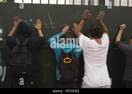 Athènes, Grèce. 21 Oct, 2016. Les étudiants de l'enseignement professionnelle crier des slogans devant le ministère de l'éducation comme ils se sont rassemblés pour protester contre la pénurie de personnel et les récentes réformes que l'abolition de certaines spécialités. Credit : Nikolas Georgiou/ZUMA/Alamy Fil Live News Banque D'Images