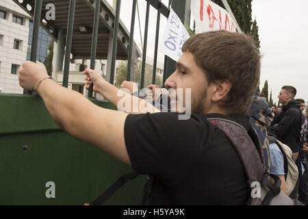 Athènes, Grèce. 21 Oct, 2016. Les étudiants de l'enseignement professionnelle crier des slogans devant le ministère de l'éducation comme ils se sont rassemblés pour protester contre la pénurie de personnel et les récentes réformes que l'abolition de certaines spécialités. Credit : Nikolas Georgiou/ZUMA/Alamy Fil Live News Banque D'Images