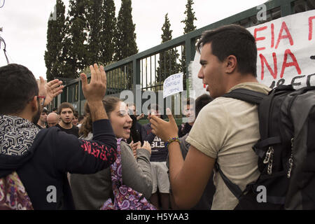 Athènes, Grèce. 21 Oct, 2016. Les étudiants de l'enseignement professionnelle crier des slogans devant le ministère de l'éducation comme ils se sont rassemblés pour protester contre la pénurie de personnel et les récentes réformes que l'abolition de certaines spécialités. Credit : Nikolas Georgiou/ZUMA/Alamy Fil Live News Banque D'Images