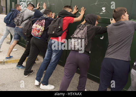 Athènes, Grèce. 21 Oct, 2016. Les étudiants de l'enseignement professionnelle crier des slogans devant le ministère de l'éducation comme ils se sont rassemblés pour protester contre la pénurie de personnel et les récentes réformes que l'abolition de certaines spécialités. Credit : Nikolas Georgiou/ZUMA/Alamy Fil Live News Banque D'Images