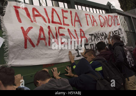 Athènes, Grèce. 21 Oct, 2016. Les étudiants de l'enseignement professionnelle crier des slogans devant le ministère de l'éducation comme ils se sont rassemblés pour protester contre la pénurie de personnel et les récentes réformes que l'abolition de certaines spécialités. Credit : Nikolas Georgiou/ZUMA/Alamy Fil Live News Banque D'Images