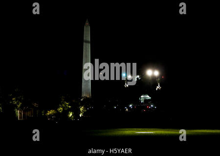 Washington, District de Columbia, Etats-Unis. 20 Oct, 2016. Un marin débarque sur la pelouse Sud de la Maison Blanche, Washington, DC, le 20 octobre 20016. Le président des États-Unis Barack Obama retourne à la Maison Blanche après un voyage à Miami, en Floride, où il a prononcé un discours à propos de la Loi sur les soins abordables et a pris la parole lors d'un événement de campagne pour Hillary Clinton. Credit : Aude Guerrucci/Piscine via CNP Crédit : Aude Guerrucci/CNP/ZUMA/Alamy Fil Live News Banque D'Images