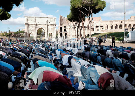 Rome, Italie. 21 Oct, 2016. Les musulmans prient devant le Colisée et l'Arc de Constantin, pour protester contre la fermeture de leurs lieux de culte Crédit photo : Danilo Balducci/Sintesi/Alamy Live News Banque D'Images