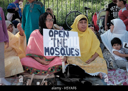 Rome, Italie. 21 Oct, 2016. Les musulmans prient devant le Colisée et l'Arc de Constantin, pour protester contre la fermeture de leurs lieux de culte Crédit photo : Danilo Balducci/Sintesi/Alamy Live News Banque D'Images