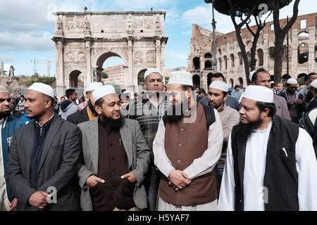 Rome, Italie. 21 Oct, 2016. Les musulmans prient devant le Colisée et l'Arc de Constantin, pour protester contre la fermeture de leurs lieux de culte Crédit photo : Danilo Balducci/Sintesi/Alamy Live News Banque D'Images