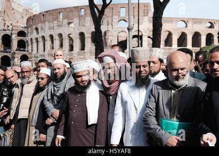 Rome, Italie. 21 Oct, 2016. Les musulmans prient devant le Colisée et l'Arc de Constantin, pour protester contre la fermeture de leurs lieux de culte Crédit photo : Danilo Balducci/Sintesi/Alamy Live News Banque D'Images