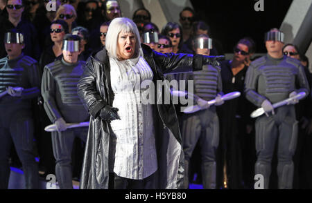 Leipzig, Allemagne. 20 Oct, 2016. Jennifer Wilson comme Turandot de Puccini, Turandot dans '' sur scène à l'opéra de Leipzig, Allemagne, 20 octobre 2016. Après 40 ans, une nouvelle production de "Turandot", le dernier opéra de Giacomo Puccini, est mis en scène à l'Opéra de Leipzig. Balazs Kovalik dirige le choeur monumental opera. PHOTO : JAN WOITAS/dpa/Alamy Live News Banque D'Images