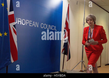 Bruxelles, Belgique. 20 octobre, 2016. Le Premier ministre britannique Theresa peut quitte la scène après une conférence de presse lors du Conseil européen à Bruxelles (Belgique). Credit : Paul-Marie Guyon/Alamy Live News Banque D'Images