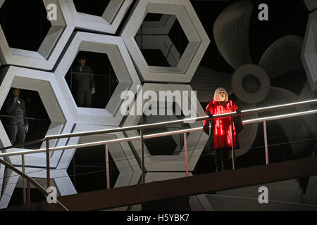 Leipzig, Allemagne. 20 Oct, 2016. Jennifer Wilson comme Turandot de Puccini, Turandot 'Exécution' sur scène à l'opéra de Leipzig, Allemagne, 20 octobre 2016. Après 40 ans, une nouvelle production de "Turandot", le dernier opéra de Giacomo Puccini, est mis en scène à l'Opéra de Leipzig. Balazs Kovalik dirige le choeur monumental opera. PHOTO : JAN WOITAS/dpa/Alamy Live News Banque D'Images