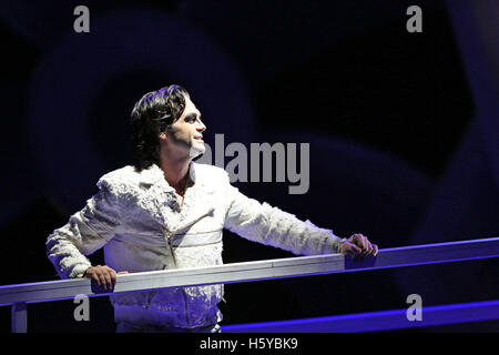 Leipzig, Allemagne. 20 Oct, 2016. Leonardo Caimi comme Prince inconnu de Puccini, Turandot 'Exécution' sur scène à l'opéra de Leipzig, Allemagne, 20 octobre 2016. Après 40 ans, une nouvelle production de "Turandot", le dernier opéra de Giacomo Puccini, est mis en scène à l'Opéra de Leipzig. Balazs Kovalik dirige le choeur monumental opera. PHOTO : JAN WOITAS/dpa/Alamy Live News Banque D'Images