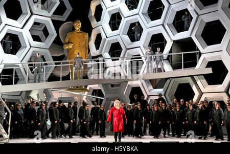 Leipzig, Allemagne. 20 Oct, 2016. Jennifer Wilson comme Turandot de Puccini, Turandot 'Exécution' sur scène à l'opéra de Leipzig, Allemagne, 20 octobre 2016. Après 40 ans, une nouvelle production de "Turandot", le dernier opéra de Giacomo Puccini, est mis en scène à l'Opéra de Leipzig. Balazs Kovalik dirige le choeur monumental opera. PHOTO : JAN WOITAS/dpa/Alamy Live News Banque D'Images