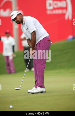 Kuala Lumpur, Malaisie. 21 octobre, 2016. Anirban Lahiri de l'Inde a frappé la mise en 18e trou au cours de la deuxième série de 2016 CIMB Classic tournoi de golf au PTC Kuala Lumpur le 21 octobre 2016. Credit : nufa qaiesz/Alamy Live News Banque D'Images